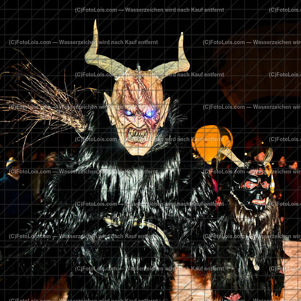 ALP5129_Nacht der Ballone_Gaminger Oetscherteufeln | NACHT DER BALLONE in Lackenhof am Ötscher, Sa 28. Dezember 2024.Mit einer Schauübung der Bergrettung Lackenhof, dem Ballonclub Ötscherland und den Gaminger Ötscherteufeln unter Zusammenarbeit mit der FF Lackenhof, dem Musikverein, dem Pensionistenverband, dem CampingClub, der Schirmbar und Konditorei Czihak, der Fuchswaldhütte und der Pizzeria Venezia, die für die Verköstigung sorgten, sowie der Ötscherliftgesellschaft, der Gemeinde Gaming und dem Ötscher-Tourismusverband.