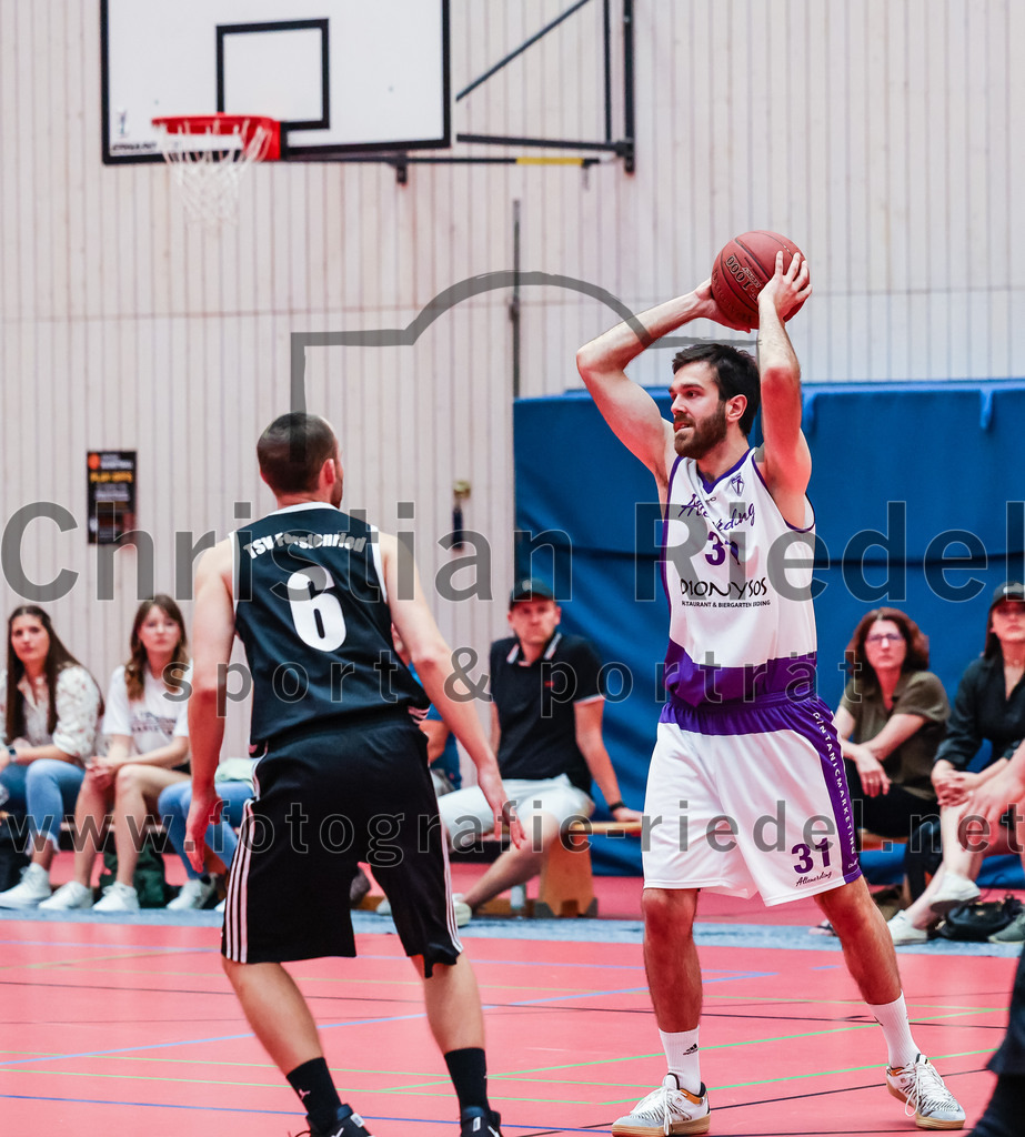2022-05-15_038_SpVgg_Altenerding_gegen_TSV_Muenchen-Forstenried | Erding, Deutschland, 15.05.2022:
Basketball, Bezirksliga 2021 / 2022, Play-Offs, SpVgg Altenerding gegen TSV München-Forstenried, Endergebnis: 55:57

Florian Wißmeier (TSV München-Forstenried, #6), Sasa Sukovic (SpVgg Altenerding, #31)

Foto: Christian Riedel / fotografie-riedel.net