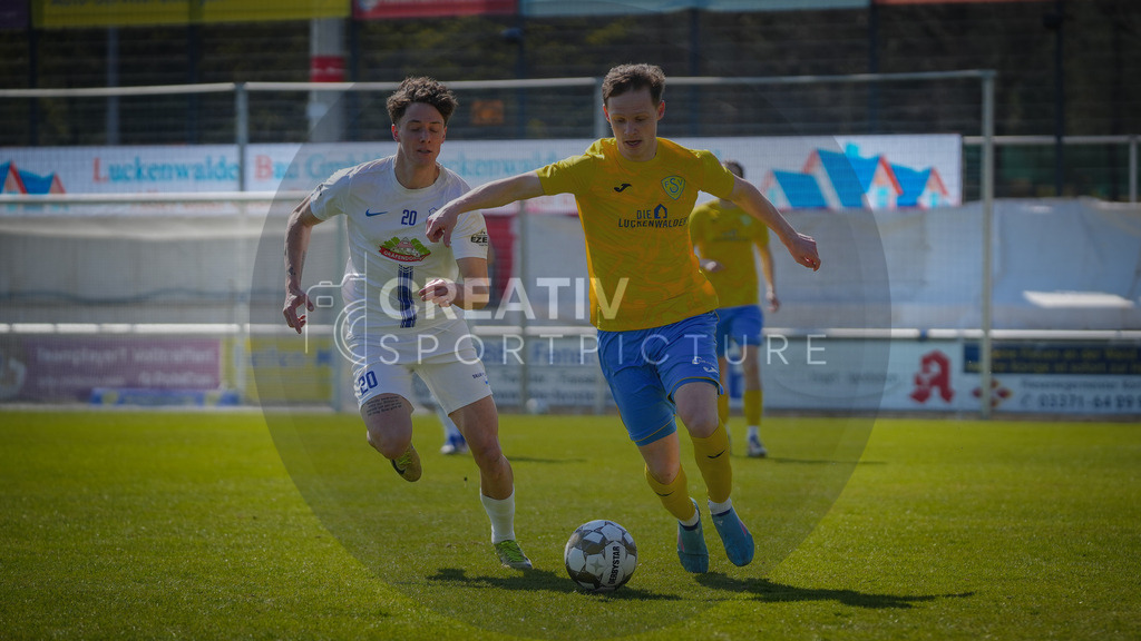 Fußball, Herren, Saison 2025/2026, Regionalliga Nordost, 29. Spieltag, FSV 63 Luckenwalde vs. FC Eilenburg, Samstag 11.04.2026, Werner-Seelenbinder-Stadion Luckenwalde, | Fußball, Herren, Saison 2025/2026, Regionalliga Nordost, 29. Spieltag, FSV 63 Luckenwalde vs. FC Eilenburg, Samstag 11.04.2026, Werner-Seelenbinder-Stadion Luckenwalde, Im Bild: Kurt Pestel (l. Eilenburg) und Niklas Kaus (r. Luckenwalde) - Realisiert mit Pictrs.com