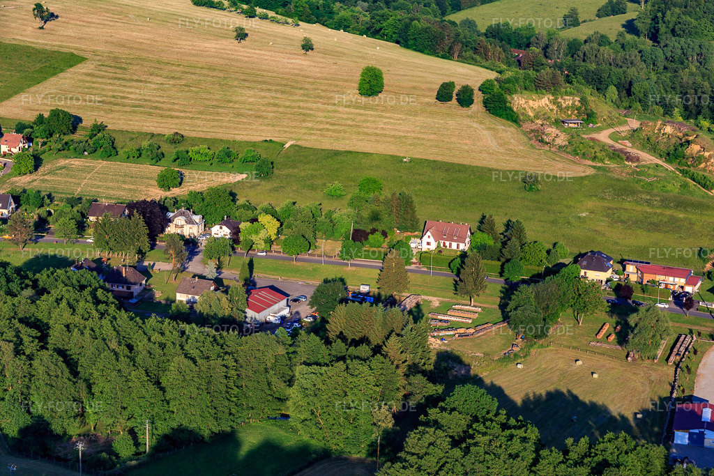 Luftbild: Rte de Wœrth in Lembach im Bundesland Bas-Rhin in Frankreich.Foto: IMG_080251.jpg vom 05.06.2015 durch Werner Riehm/FLY-FOTO.deAuflösung des Originals: 5472 x 3648 px