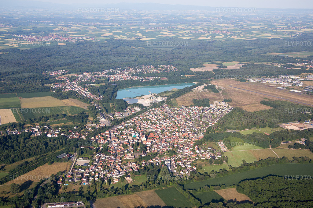 Aerial view: View of the town in Kaltenhouse in the state Bas-Rhin, France. – Photo: IMG_082932.jpg taken on 06/26/2015 by Werner Riehm/FLY-FOTO.com – Resolution of the original: 5472 x 3648 px