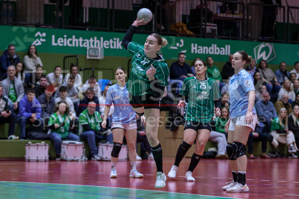 Handball, 2. Bundesliga Frauen, SV Werder Bremen - Bayer 04 Leverkusen | Meike Becker (SV Werder Bremen, 17) beim Wurf, am Ball, Spielszene, Aktion, Action