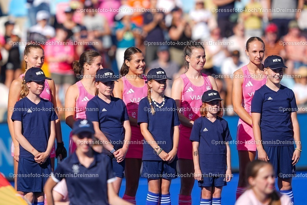 xydrx09082504052 | 09.08.2025, xydrx, Frauen EuroHockey Championship 2025, Gruppenphase, Gruppe a, Deutschland - Frankreich, Sparkassenpark Mönchengladbach: Die Deutsche Nationalmannschaft steht Seite an Seite