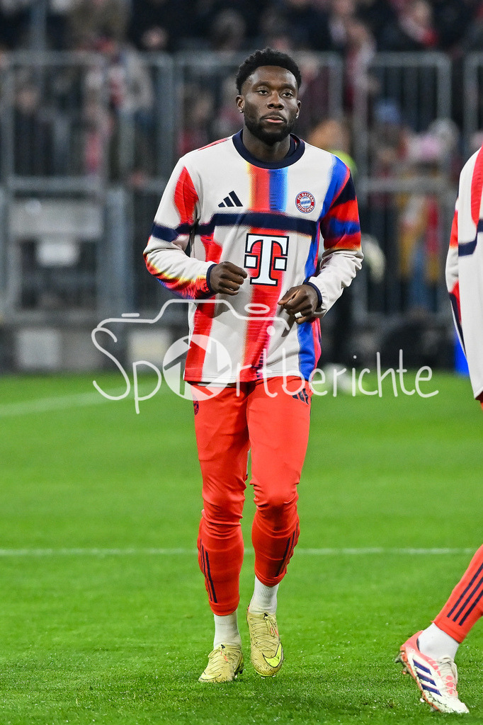 FC Bayern München - Sporting Lissabon | MUNICH, GERMANY - 09. DECEMBER: heute erstmals wieder im Kader - Alphonso DAVIES (FC Bayern Munich 19) / Einzelfoto / Freisteller vor dem Match zwischen dem FC Bayern München und Sporting Lissabon am 6. Spieltag der UEFA Champions League Ligaphase in der Allianz Arena