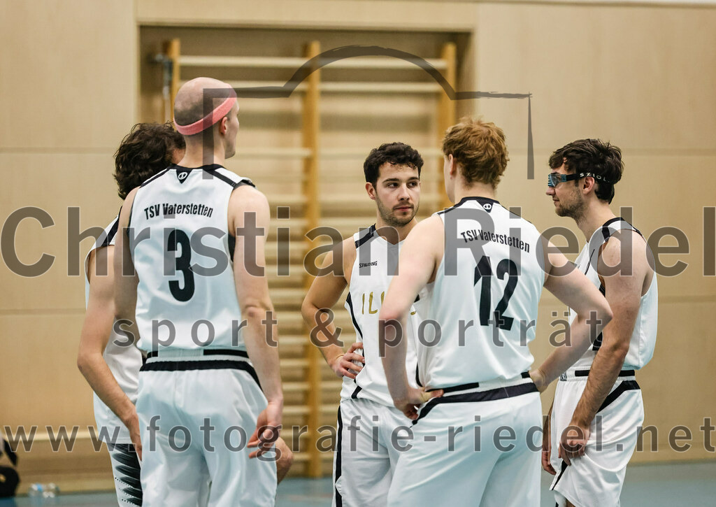 2022-12-03_007_TSV_Vaterstetten_gegen_TG_Landshut | Vaterstetten, Deutschland, 03.12.2022:
Basketball, Bayernliga Herren Südost 2022 / 2023, 7. Spieltag, TSV Vaterstetten gegen TG Landshut, Endergebnis: 71:78

F. Sutur (TSV Vaterstetten, #3), Jonathan Andre (TSV Vaterstetten, #5), Alain Gales (TSV Vaterstetten, #12), Maximilian Rothe (TSV Vaterstetten, #6)

Foto: Christian Riedel / fotografie-riedel.net