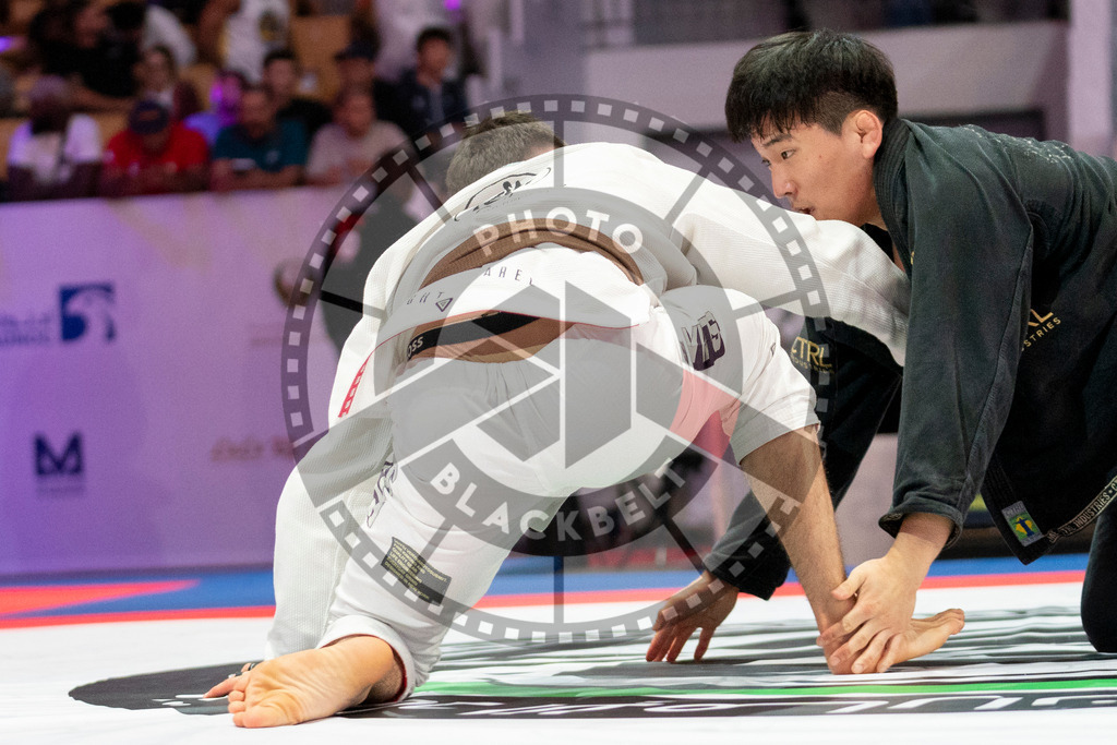 20231109PBB5764 | Fighters compete during the AJP World Professional Championship in the Mubadala Arena in Abu Dhabi, Arab United Emirates, on November 9, 2023.