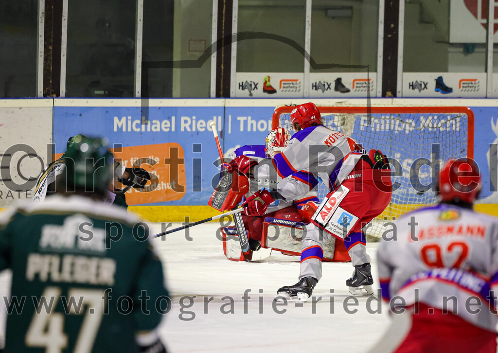 2026-02-15_072_TSV_Erding_gegen_EC_Peiting | Erding, Deutschland, 15.02.2026:Eishockey, Oberliga Süd 2025 / 2026, 47. Spieltag, TSV Erding gegen EC Peiting, Endergebnis: 4:5Erik Modlmayr (Erding Gladiators, #21), Torwart Tommi Steffen (EC Peiting, #1), Moritz Köttstorfer (EC Peiting, #44)Foto: Christian Riedel / fotografie-riedel.net