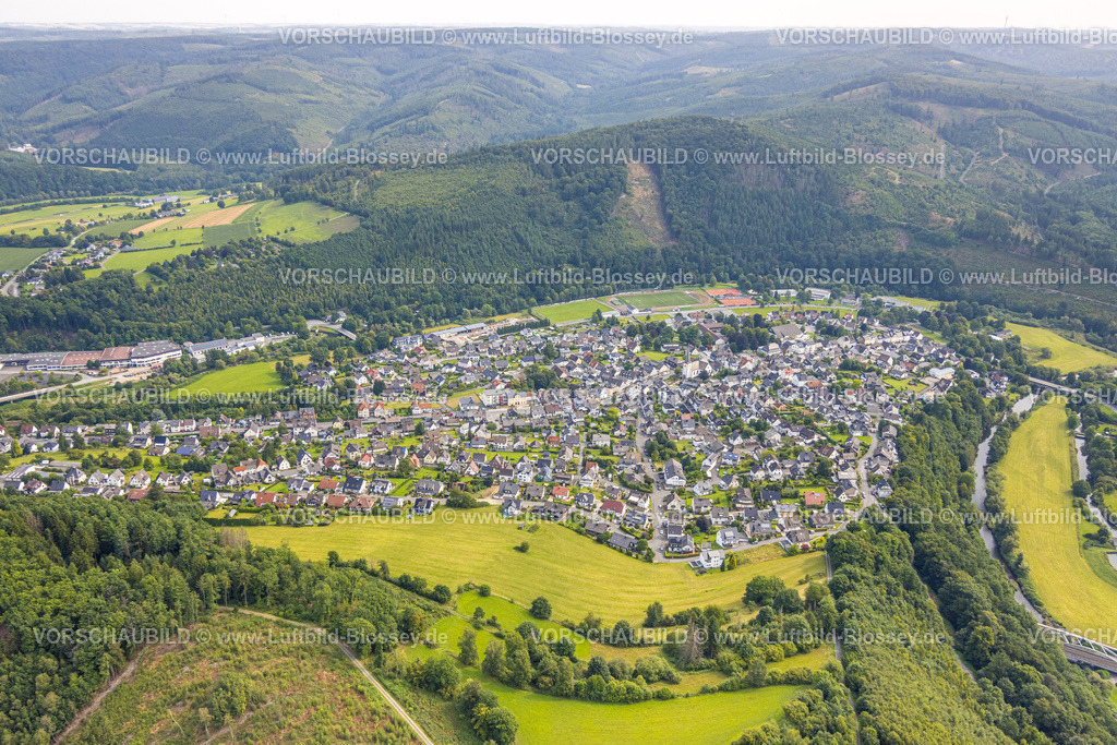 Meschede250806985 | Luftbild, Wohngebiet Ortsansicht Freienohl an der Hauptstraße mit kath. St. Nikolaus Pfarrkirche, Meschede, Sauerland, Nordrhein-Westfalen, Deutschland