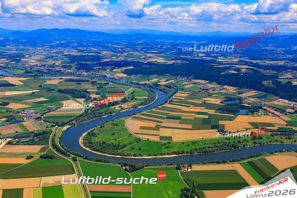 Die Luftaufnahme Donauschleife -  wurde 2017 mittels Flugzeug (keine Drohne) erstellt. Perfekte Schärfe und Druck- Auflösung- Garantiert!