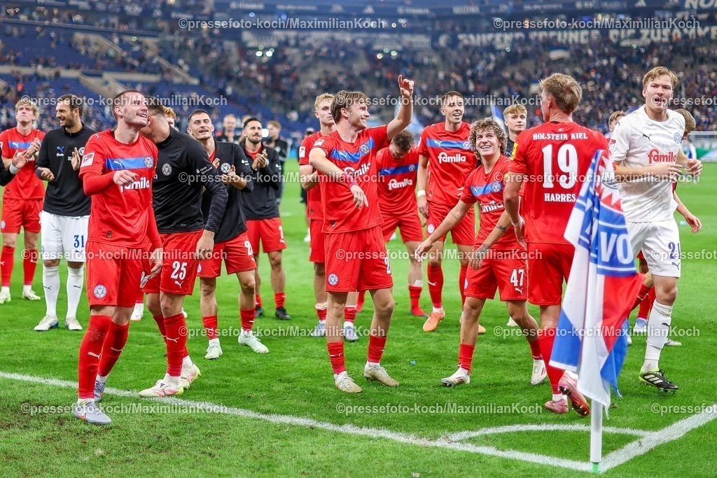 S0413092501212 | 13.09.2025, Fußball, FC Schalke 04 - Holstein Kiel, 5.Spieltag, 2. Fußball Bundesliga, Veltins-Arena Gelsenkirchen, Saison 2025 2026: Abschlussjubel nach dem 1:0 Sieg für Holstein Kiel. Die Mannschaft feiert den Erfolg vor der KurveDFB regulations prohibit any use of photographs as image sequences and or quasi-video.