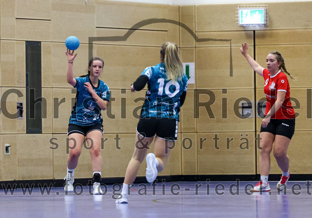 2022-11-27_084_SV_Anzing_gegen_HT_Muenchen_II | Anzing, Deutschland, 27.11.2022:
Handball, Bezirksliga 2022 / 2023, 7. Spieltag, SV Anzing gegen HT München II, Endergebnis: 28:32

Lucie Hartmann (HT München, #23), Helenea Klingshirn (HT München, #10), Luisa Höger (SV Anzing, #9)

Foto: Christian Riedel / fotografie-riedel.net