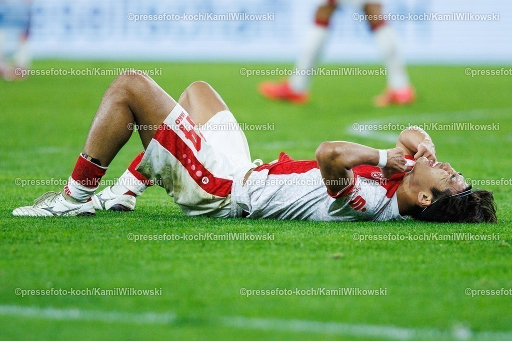 xKWIx05122501076 | 05.12.2025, xKWIx, Fußball, 3. Liga, Rot-Weiss Essen - VfB Stuttgart 2, Stadion an der Hafenstraße: Kaito Mizuta (Rot-Weiss Essen #24) liegt erschöpft am Boden nach dem Abpfiff Photo: xKamilxWilkowskixPressefotoKochx