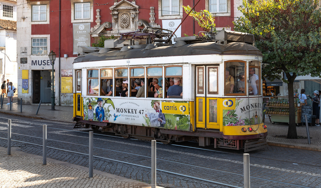 The typical Tram in Lissabon - Portugal | Tram in Lissabon in POrtugal - Realisiert mit Pictrs.com