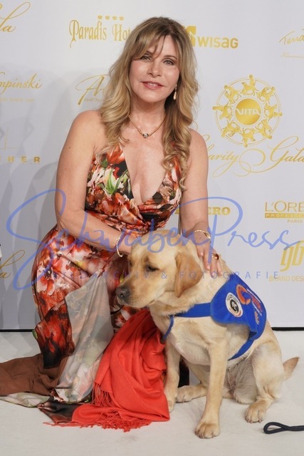 DSC09107 |  Debora Sasson - 11. VITA Charity Gala
Im Friedrich-von-Thiersch-Saal im Kurhaus von Wiesbaden fand die VITA Charty Gala mit Dinner, Award, Tombola und Unterhaltung statt.
Deutschland, Wiesbaden, Kurhaus, 22.10.2022