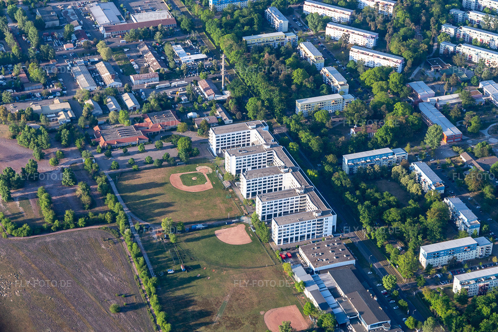 Luftbild: Duale Hochschule in der Erzbergerstraße im Ortsteil Nordstadt in Karlsruhe im Bundesland Baden-Württemberg in Deutschland. Foto: IMG_120544.jpg vom 23.04.2020 durch Werner Riehm/FLY-FOTO.de