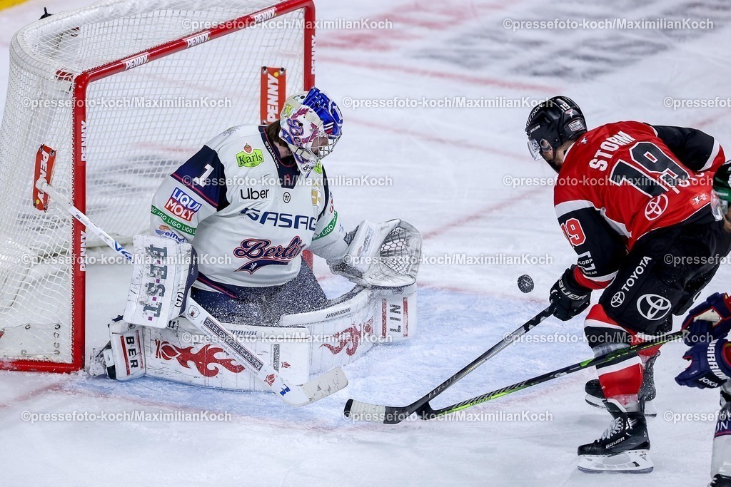 KEC15042601181 | 15.04.2026, Eishockey, DEL Halbfinale Play-Offs, Kölner Haie - Eisbären Berlin, Spiel 4, Lanxess-Arena Köln: Goalie Jonas Stettmer (Eisbären Berlin #01) verteidigt gegen Frederik Storm (Kölner Haie #19) 