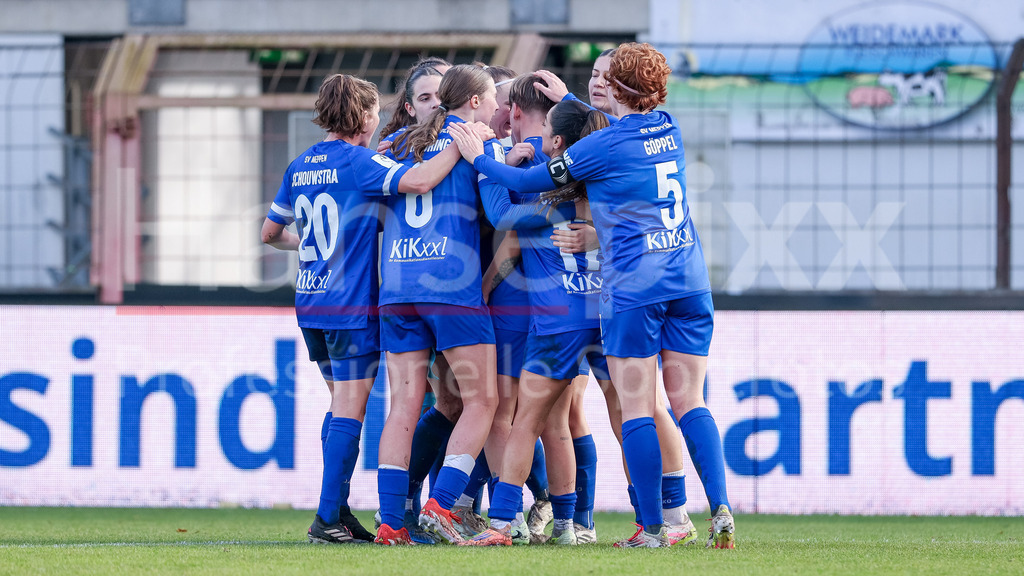 Fussball, 2. Frauen-Bundesliga, SV Meppen - FC Bayern München II | Spielerinnen vom SV Meppen mit Torjubel, Jubel, jubeln, jubelt, optimistisch, Spielszene, Highlight, Freude über das Tor zum 1:1, DIE DFB-RICHTLINIEN UNTERSAGEN JEGLICHE NUTZUNG VON FOTOS ALS SEQUENZBILDER UND/ODER VIDEOÄHNLICHE FOTOSTRECKEN. DFB REGULATIONS PROHIBIT ANY USE OF PHOTOGRAPHS AS IMAGE SEQUENCES AND/OR QUASI-VIDEO.