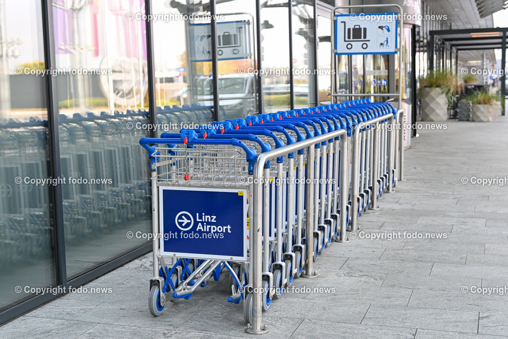 Flughafen Linz_ Linz Airport_ Linz-Hoersching_ 30.10.2023-1 | 30.10.2023, Linz Hoersching, AUT, Flughafen Linz, Linz Airport, im Bild Gepaeckwagen