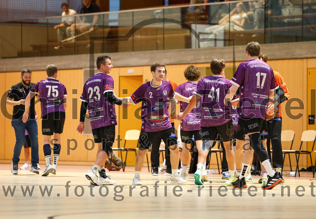 2024-09-21_099_SpVgg_Altenerding_gegen_TSV_1861_Mainburg | Erding, Deutschland, 21.09.2024:Handball, Bezirksoberliga Männer 2024 / 2025, 1. Spieltag, SpVgg Altenerding gegen TSV 1861 Mainburg, Endergebnis: 36:20Ferdinand Menzel (SpVgg Altenerding, #75), Moritz Sturm (SpVgg Altenerding, #23), Joseph Wyhnalek (SpVgg Altenerding, #2), Kilian Jödecke (SpVgg Altenerding, #41), Niklas Fleps (SpVgg Altenerding, #17)Foto: Christian Riedel / fotografie-riedel.net