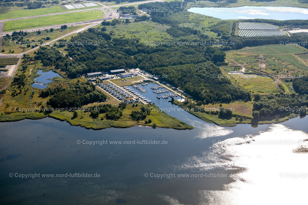 Peenemünde_Jachthafen_ELS_7396100822 | PEENEMüNDE 10.08.2022 Spiegelndes Wasser im Yachthafen mit Sportboot- Anlegestellen und Bootsliegeplätzen am Uferbereich Peenemünde an der Straße Zum Nordhafen in Peenemünde auf der Insel Usedom im Bundesland Mecklenburg-Vorpommern, Deutschland. Weiterführende Informationen bei: Yachthafen Peenemünde GmbH. // Reflecting water in the marina with sports boat moorings and boat berths on the Peenemuende shore area in Peenemuende on the island of Usedom in the state Mecklenburg - Western Pomerania, Germany.a. Further information at: Yachthafen Peenemuende GmbH. Foto: Martin Elsen