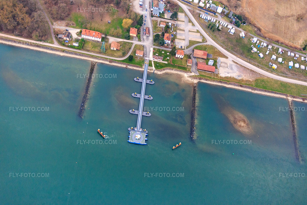 Aerial view: Ferry and ferry landing between Seltz on the Rhine in Alsace and Plittersdorf in Seltz in the state Bas-Rhin, France. – Photo: IMG_086654.jpg taken on 03/19/2016 by Werner Riehm/FLY-FOTO.com – Resolution of the original: 5472 x 3648 px – Inforoute alsace
