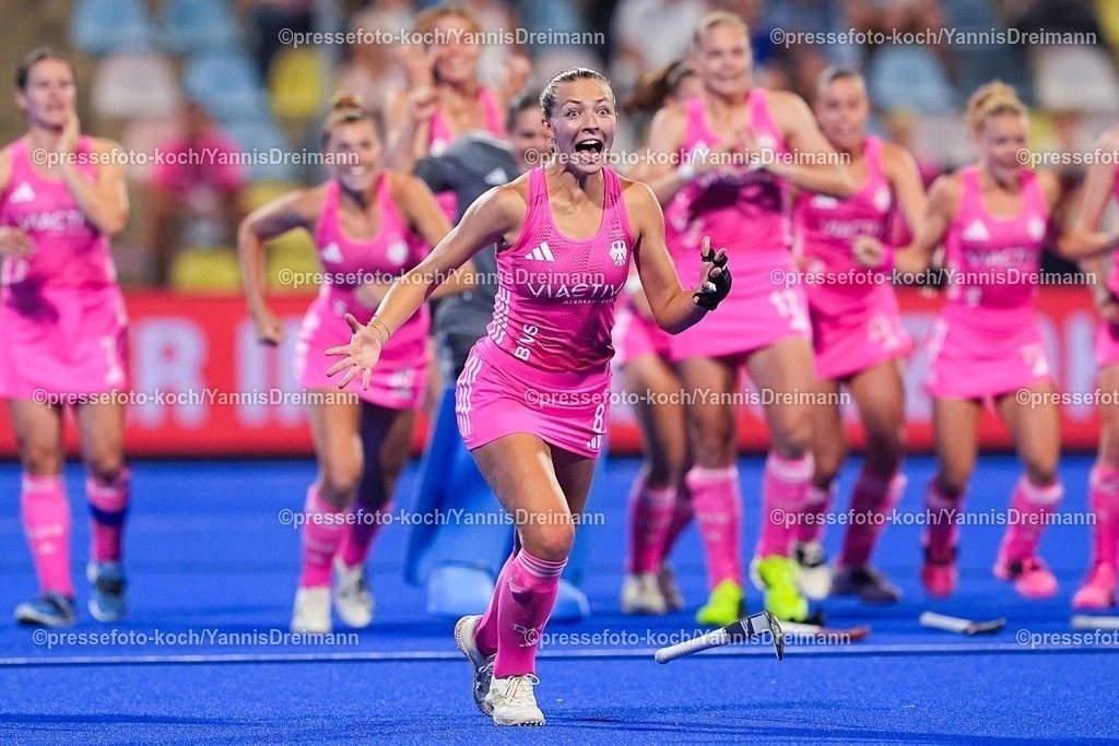 xydrx15082504065 | 15.08.2025, xydrx, Frauen EuroHockey Championship 2025, Halbfinale, Belgien - Deutschland, Sparkassenpark Mönchengladbach: Sophia Schwabe (GER #8) jubelnd über den Final Einzug,