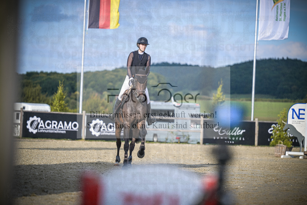 DOS_3264 | Entdecke hochwertige Reitturnierfotos von Foto Oger. Professionell, emotional und authentisch – jetzt Lieblingsmomente im Shop bestellen.Deutschlandweite Turnierfotografie. - Realisiert mit Pictrs.com