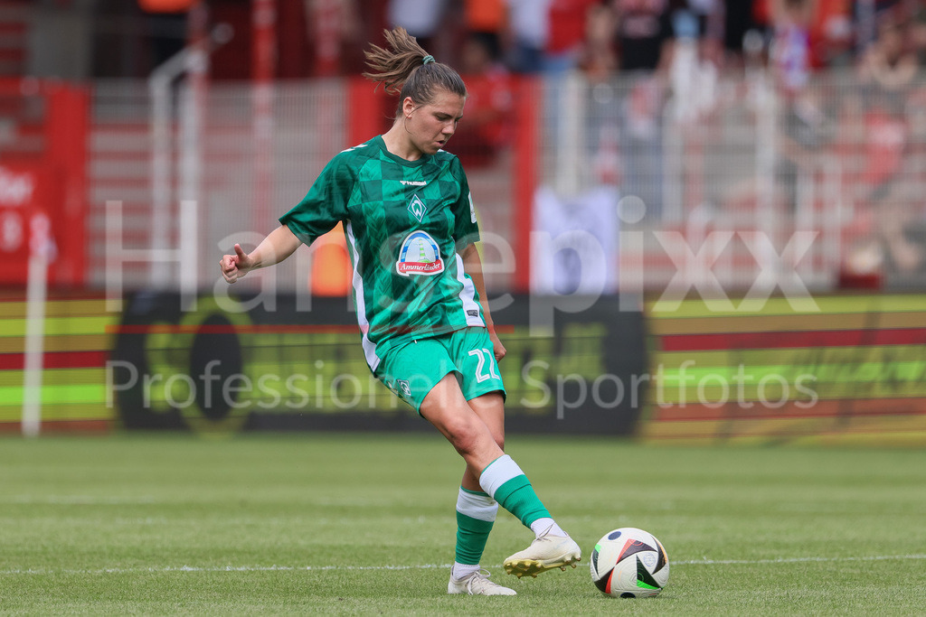 Fussball, Testspiel Frauen, 1. FC Union Berlin - SV Werder Bremen | v.li.: Rieke Dieckmann (SV Werder Bremen, 22) am Ball, Freisteller, Einzelbild, Ganzkörper, Aktion, Action, Spielszene