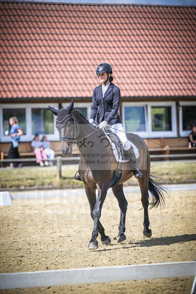 DOS_6868 | Entdecke hochwertige Reitturnierfotos von Foto Oger. Professionell, emotional und authentisch – jetzt Lieblingsmomente im Shop bestellen.Deutschlandweite Turnierfotografie. - Realisiert mit Pictrs.com