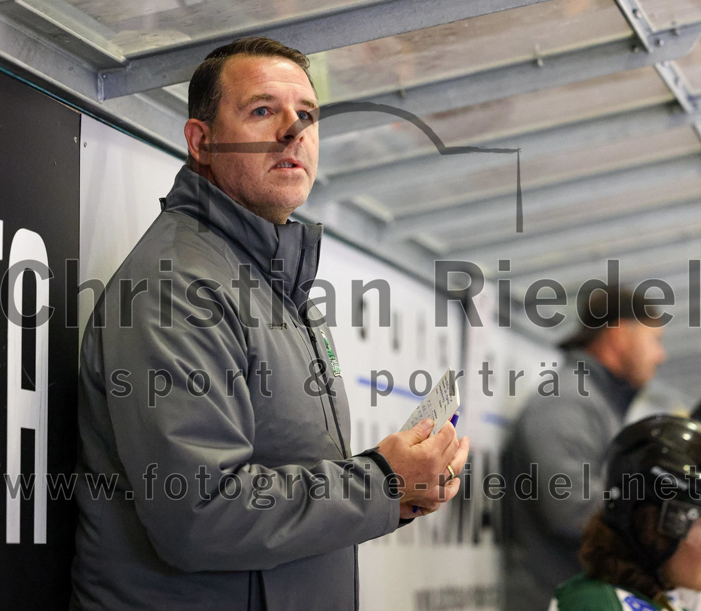 2022-09-09_016_TSV_Erding_gegen_Deggendorfer_SC | Erding, Deutschland, 09.09.2022:
Eishockey, Bayernliga 2022 / 2023, Testspiel, TSV Erding gegen Deggendorfer SC, Endergebnis: 2:5

Trainer Andreas Becher (Erding Gladiators)

Foto: Christian Riedel / fotografie-riedel.net