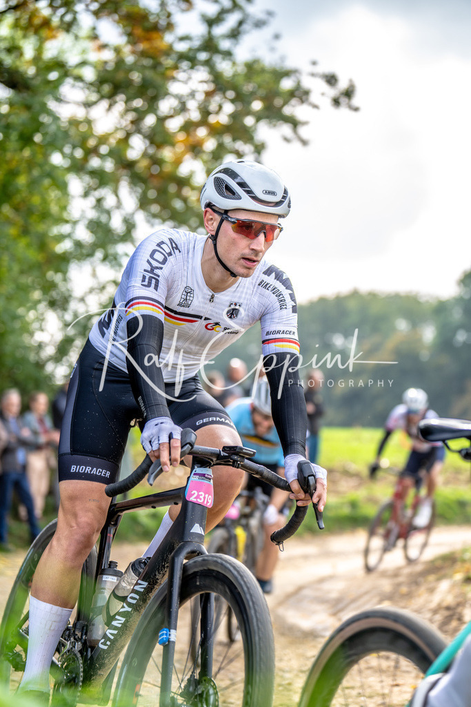 Ralf Eppink Photography 20251012_DSC03376 | Sportfotografie, Eventfotografie, Porträtfotografie, Radsport Fotograf, Triathlon Fotograf, Düsseldorf Fotograf, Köln Fotograf, Actionfotografie, Teamfotografie, Peoplefotografie, Business Portraits, Veranstaltungsfotografie, Reportagefotografie - Realisiert mit Pictrs.com
