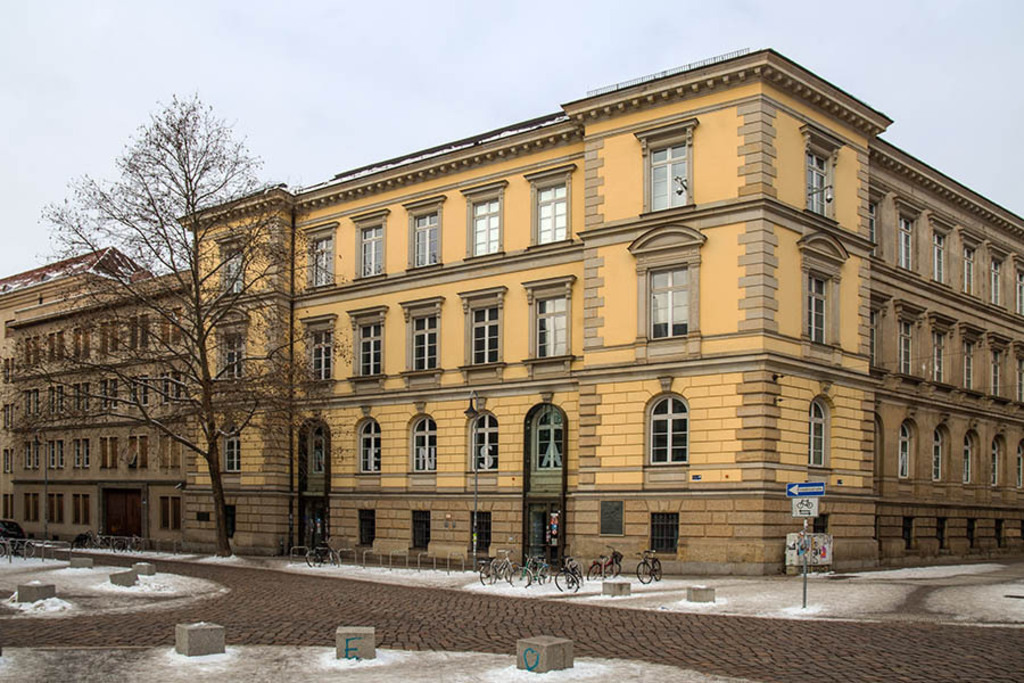 Volksaufstand - 17. Juni 1953 - Hauptgebäude der Staatsanwaltschaft Leipzig | Entdecke über 20 Kategorien Leipzig-Motive: Foto-Downloads, hochwertige Poster, Leinwand- & Fine-Art-Prints. Jetzt Lieblingsfoto im Bildlexikon Leipzig Shop bestellen!