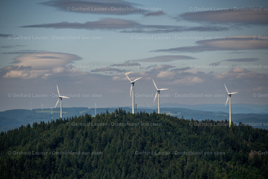 4033202 | FREIBURG IM BREISGAU 30.06.2020 Windenergieanlagen ( WEA ) mit Windkraftanlagen in einem Waldgebiet in Freiburg im Breisgau im Bundesland Baden-Württemberg, Deutschland. // Wind energy plants (WEA) with wind power plants in a forest area in Freiburg im Breisgau in the state Baden-Wuerttemberg, Germany. Foto: Gerhard Launer