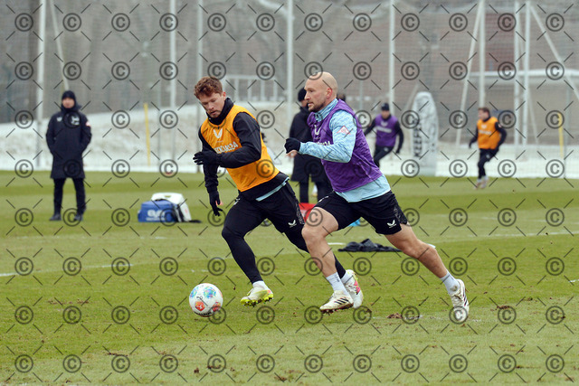 RGE_7614b | Hertha BSC, 2.Bundesliga, Herren, Training, Saison 2025/26, im Bild von li. Sebastian Groenning ( Hertha BSC ), Toni Leistner ( Hertha BSC )  Fotograf:  Ralf Gebhardt - Realisiert mit Pictrs.com