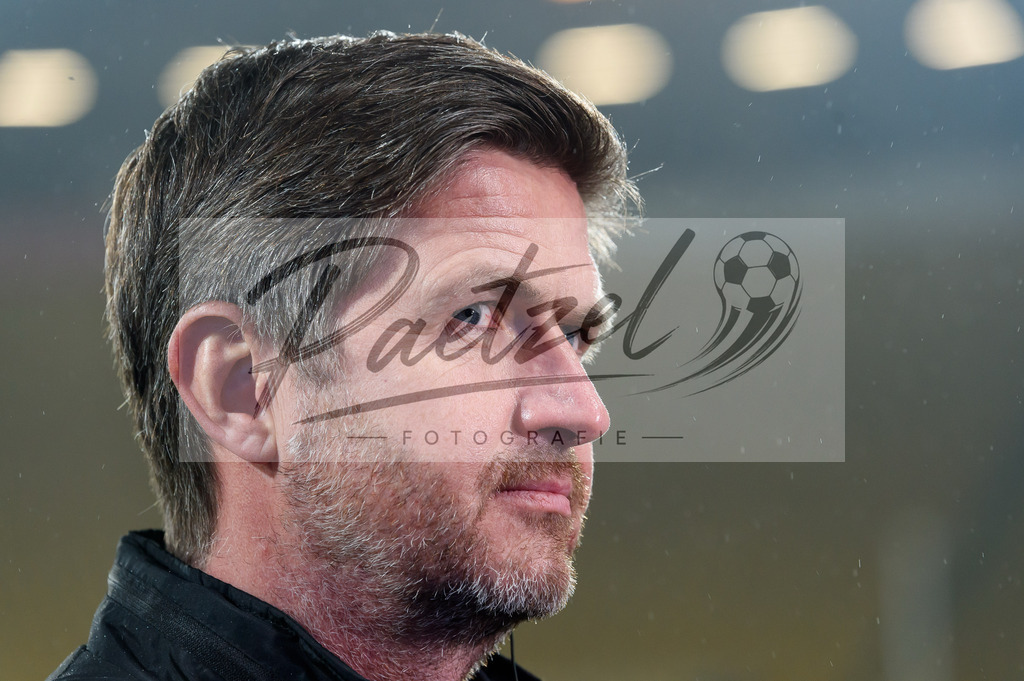 SGDHSV20220114_178 | Fussball, Herren: Geschaeftsfuehrer Sport Ralf Becker (SG Dynamo Dresden) schaut bei dem Spiel der 2. Bundesliga zwischen SG Dynamo Dresden und Hamburger SV im Rudolf-Harbig-Stadion am 14.01.2022 in Dresden, Deutschland.DFB / DFL REGULATIONS PROHIBIT ANY USE OF PHOTOGRAPHS AS IMAGE SEQUENCES AND/OR QUASI-VIDEO. - Realisiert mit Pictrs.com