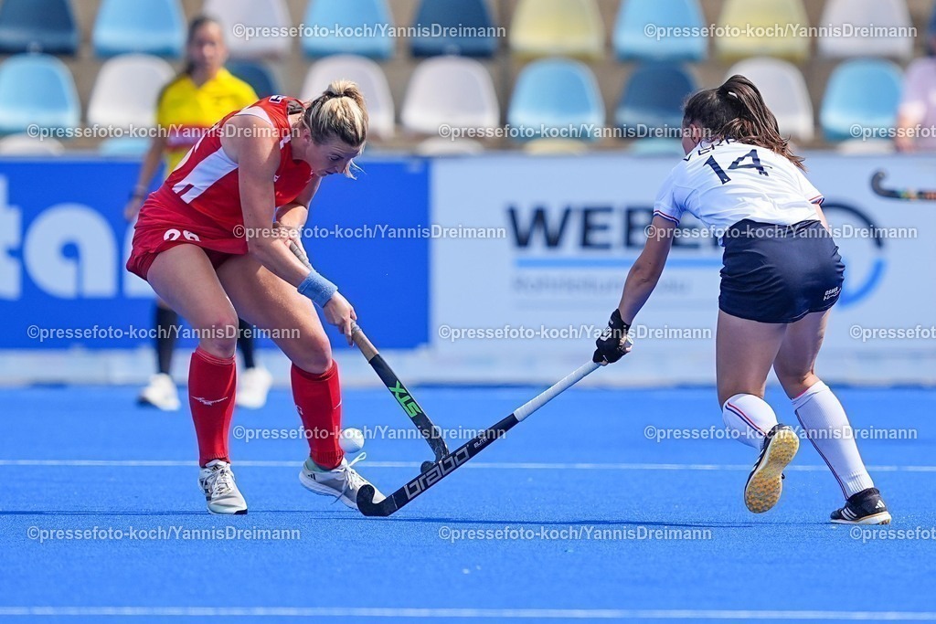 xydrx15082502002 | 15.08.2025, xydrx, Frauen EuroHockey Championship 2025, Gruppe C, Frankreich - England, Sparkassenpark Mönchengladbach: Lily Owsley (ENG #26) im Zweikampf gegen Gabrielle Verrier (FRA #14)