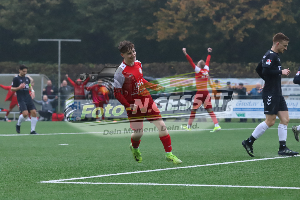 FC RW Kirchlengern - BV Bad Lippspringe | Auf dem Bild zu sehen: rot FC RW Kirchlengern: Julian ZählerFC RW Kirchlengern, BV Bad Lippspringe, Saison 25/26, Landesliga, Kirchlengern, Deutschland - Realisiert mit Pictrs.com