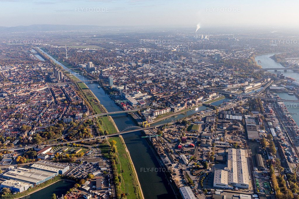 Luftbild: Hafenanlagen des Mühlauhafen am Ufer des Flußverlaufes von Neckar und Rhein vor dem Ortsteil Jungbusch im Ortsteil Innenstadt in Mannheim im Bundesland Baden-Württemberg in Deutschland. Foto: IMG_095494.jpg vom 30.10.2016 durch Werner Riehm/FLY-FOTO.de