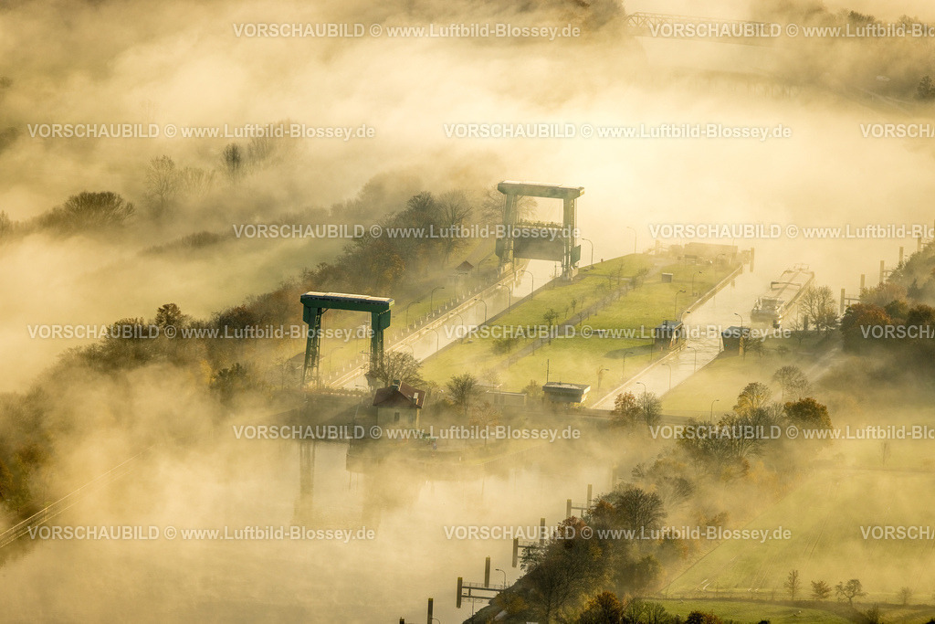 Haltern231104217 | Luftbild, Nebelschwaden über der Schleuse Flaesheim am Wesel-Datteln-Kanal und der Lippeaue, umgeben von herbstlichen Laubbäumen, Flaesheim, Haltern am See, Ruhrgebiet, Münsterland, Nordrhein-Westfalen, Deutschland