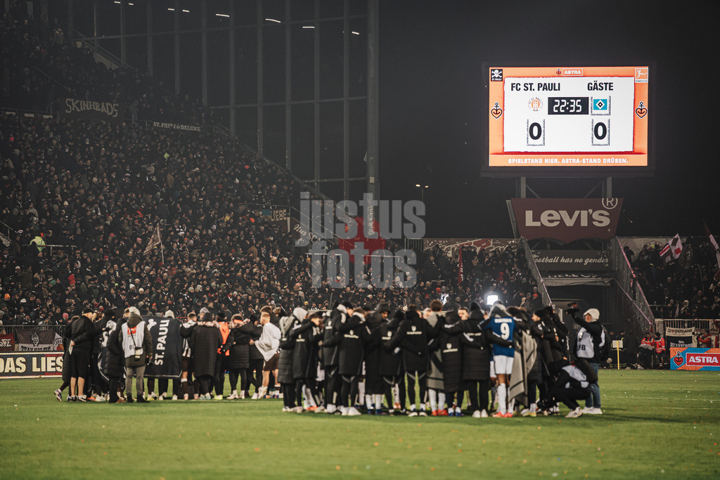Fußball | Männer | Saison 2025/2026  | Fußball-Bundesliga | 19. Spieltag | FC St. Pauli vs. Hamburger SV | 23.01.2026 | Die Teams trennen sich 0:0 links und besprechen sich