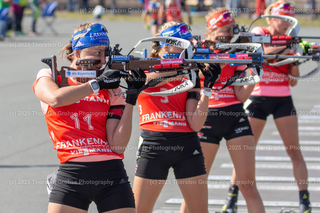 Deutsche Meisterschaften Biathlon 2018 | Deutsche Meisterschaften Biathlon 2018, Massenstart Frauen am 15.09.2018 in der DKB SKI ARENA in Oberhof, (Deutschland)

Bild: Vanessa Hinz vom SC Schliersee / Zoll (11), Franziska Preuss vom SC Haag / Zoll (3) - Realisiert mit Pictrs.com