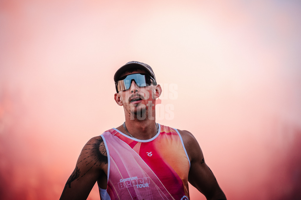 Beachvolleyball | Männer | Finale | Deutsche Meisterschaften 2025 Timmendorfer Strand | 07.09.2025 | Lukas Pfretzschner läuft in die Arena ein