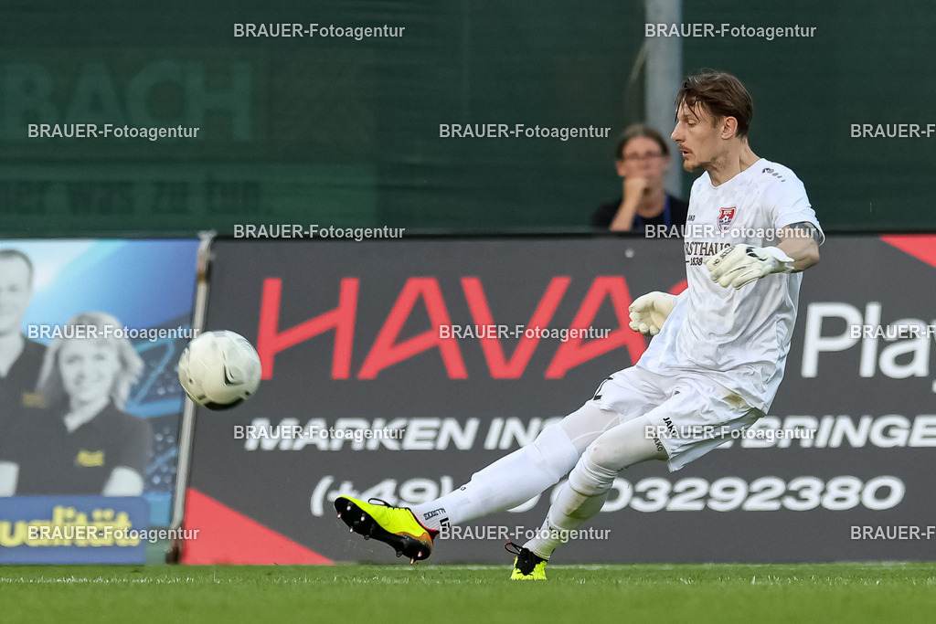 SB_KFCBAU_20250815_4347.JPG -  - KFC Uerdingen - SF Baumberg - Oberliga Niederrhein | Krefeld, Deutschland, 15.08.25: Torwart Rafael Hester (KFC Uerdingen) in Aktion, am Ball, Einzelaktion während des Oberliga Niederrhein Spiels zwischen KFC Uerdingen - SF Baumberg in der Grotenburg Stadion am 15. August 2025 in Krefeld, Deutschland. (Foto von Stefan Brauer/Brauer-Fotoagentur)