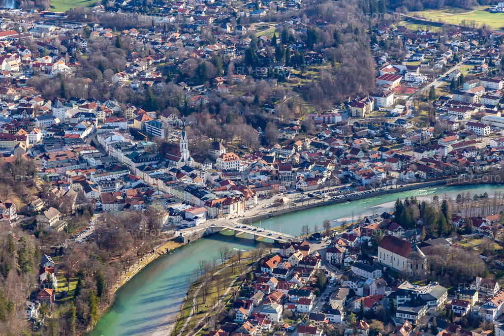 Luftbild: Altstadt mit Isarbrücke in Bad Tölz im Bundesland Bayern in Deutschland. Foto: IMG_139460.jpg vom 27.12.2023 durch Werner Riehm/FLY-FOTO.de