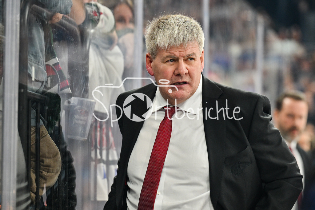 EHC RB München - Augsburger Panther | MUNICH, GERMANY - 30. DECEMBER: im Bild Bill PETERS Trainer Augsburger Panther während dem Match zwischen dem EHC Red Bull München und den Augsburger Panthern am 34. Spieltag der Penny DEL im SAP Garden