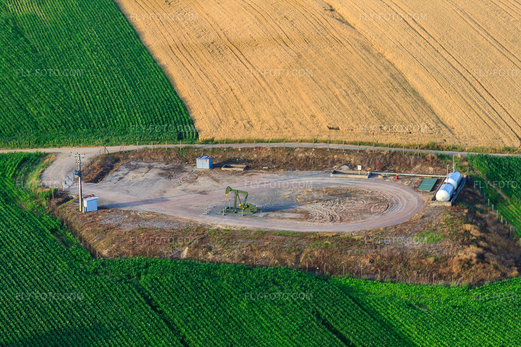 Aerial view: Oil production in Wintzenbach in the state Bas-Rhin, France. – Photo: IMG_30621.jpg taken on 07/09/2010 by Werner Riehm/FLY-FOTO.com – Resolution of the original: 4752 x 3168 px