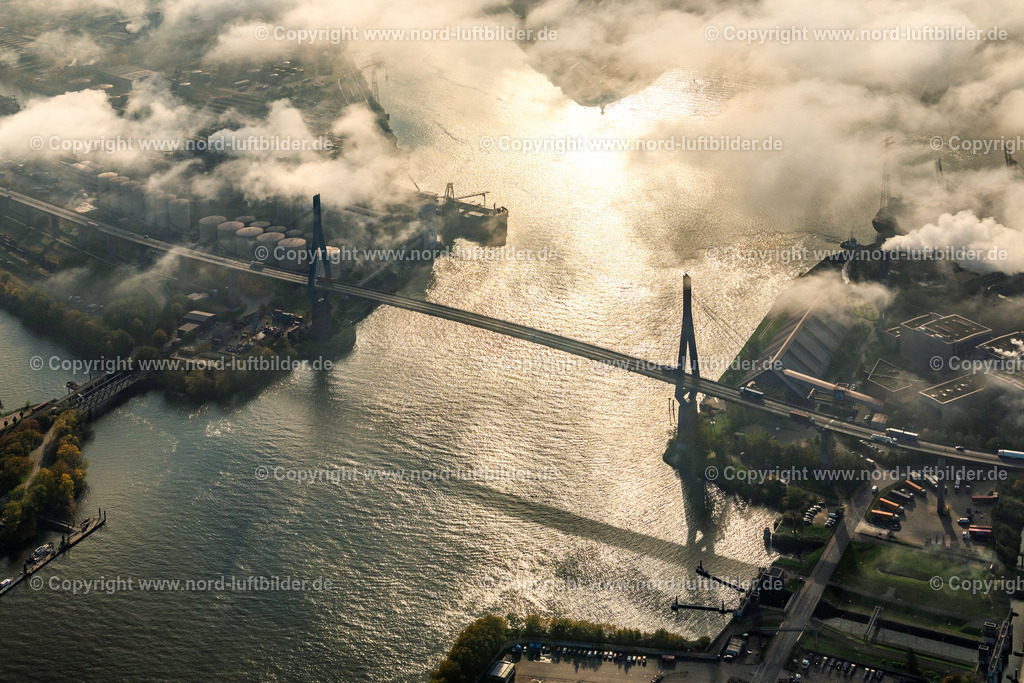 Hamburg_Köhlbranbrücke_im_Nebel_ELS_4449241024 | HAMBURG 24.10.2024 Fluß - Brückenbauwerk einer Schrägseilbrücke " Köhlbrandbrücke " über dem Rugenberger Hafen im Ortsteil Steinwerder in Hamburg, Deutschland. Weiterführende Informationen bei: Freie und Hansestadt Hamburg Landesbetrieb Straßen, Brücken und Gewässer,  HPA Hamburg Port Authority,  Ingenieurbüro GRASSL GmbH. // River - bridge construction Koehlbrandbruecke on Koehlbrandbrueckenlauf over the port Rugenberger Hafen in the district Steinwerder in Hamburg, Germany. Further information at: Freie und Hansestadt Hamburg Landesbetrieb Strassen, Bruecken und Gewaesser,  HPA Hamburg Port Authority,  Ingenieurbuero GRASSL GmbH. Foto: Martin Elsen