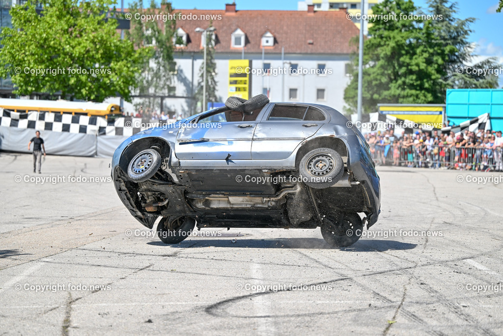 Linz_ Autostunt_ Monstertruck_ Show_ 20.05.2024-20 | 20.05.2024, Linz, AUT, Stuntshow, im Bild Linz, Autostunt, Monstertruck, Show, Schrottauto, Stuntman, Motor, Artistik, Ueberschlag, Feuershow, Zuschauer
