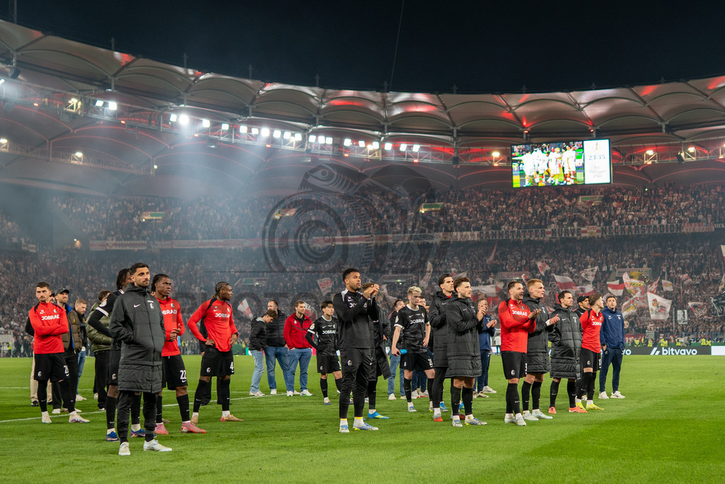 VfB Stuttgart vs. SC Freiburg, Fussball, DFB-Pokal, Halbfinale, 23.04.2026 | SC Freiburg Spieler bei den Fans in der Kurve,VfB Stuttgart vs. SC Freiburg, Fussball, DFB-Pokal, Halbfinale, 23.04.2026DFB regulations prohibit any use of photographs as image sequences and/or quasi-video