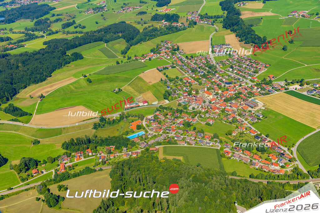 Luftaufnahme von Vachendorf - Die Luftaufnahme wurde 2025 vom UL-Flugzeug heraus erstellt ( keine Drohne ) - Hochauflösende Luftaufnahme - für professionelle Ausdrucke geeignet. Die Geschenkidee !Mit Lizenz und Bildrechte bestellbar